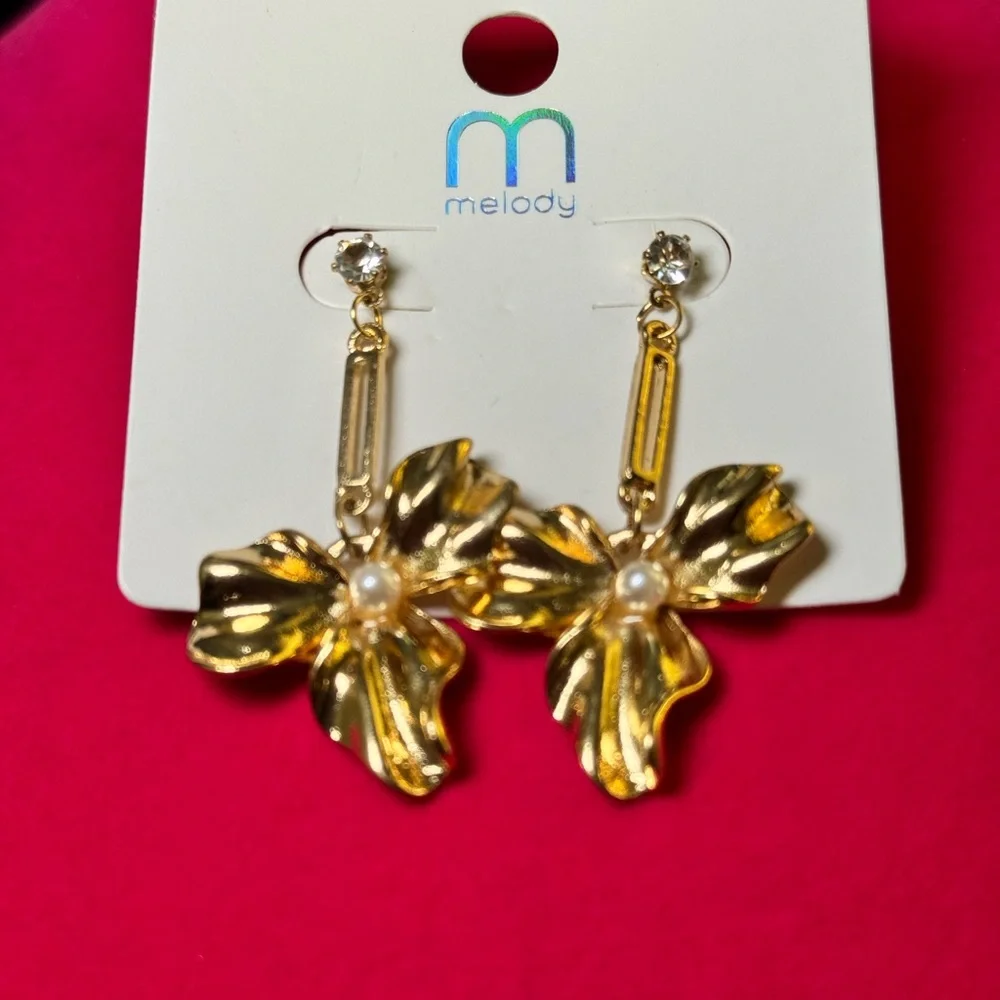 Melody Gold Flower Pearl Dangle Earrings - Picture 6 of 7